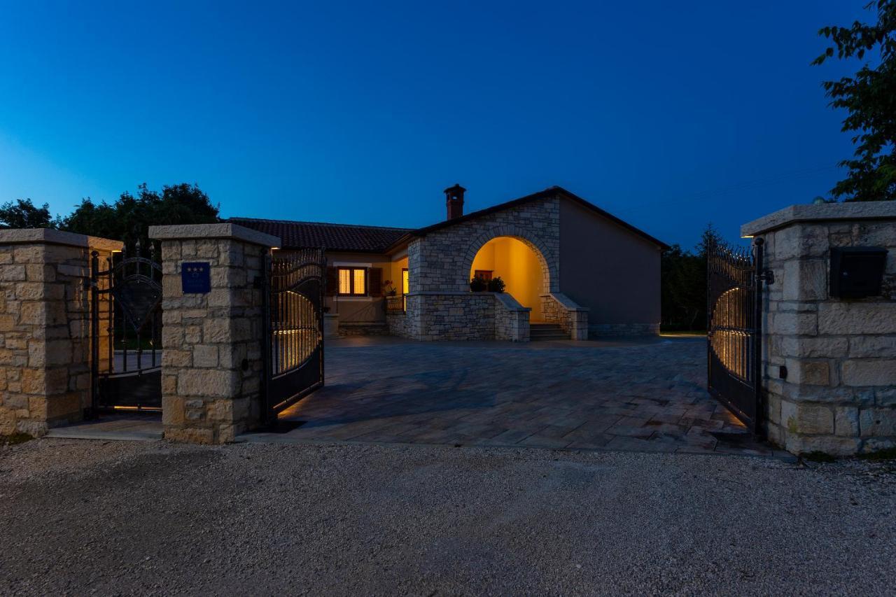 Villa Krizanci Žminj エクステリア 写真