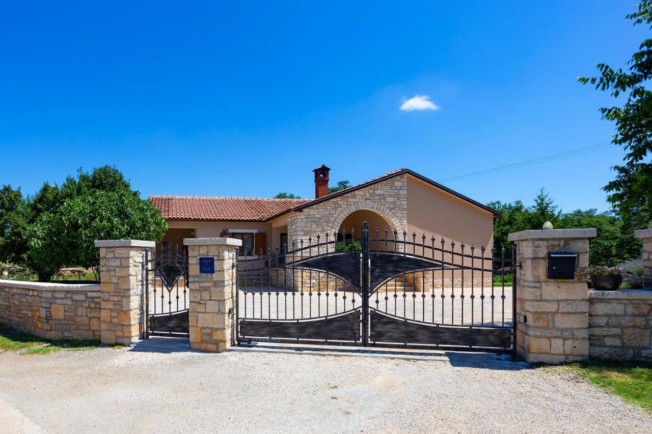 Villa Krizanci Žminj エクステリア 写真