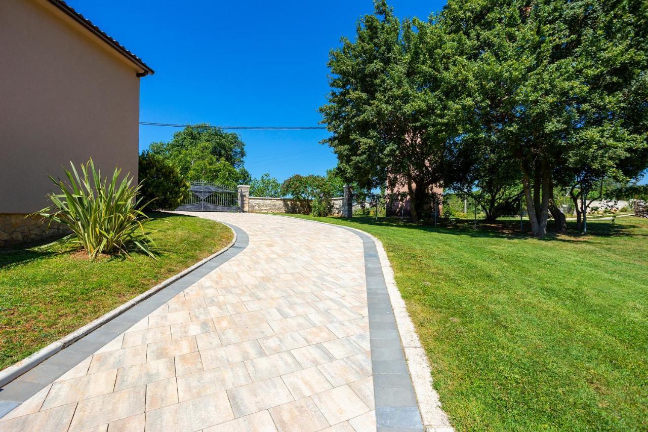 Villa Krizanci Žminj エクステリア 写真